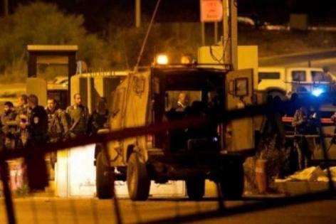 الاحتلال يحتجز 7 عمال في حوسان وينصب حاجزا عسكريا بمحافظة بيت لحم