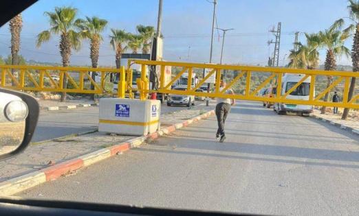 الاحتلال يغلق المدخل الرئيس لبلدة ترمسعيا وطرقاً فرعية فيها