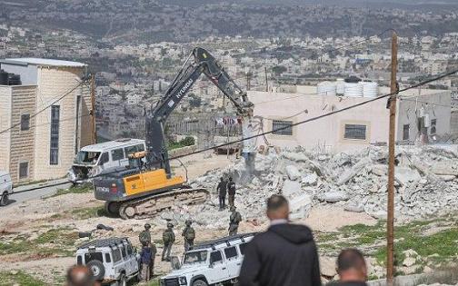 الاحتلال يخطر بإخلاء وهدم أكثر من 20 منزلا ومنشأة في عناتا شمال القدس
