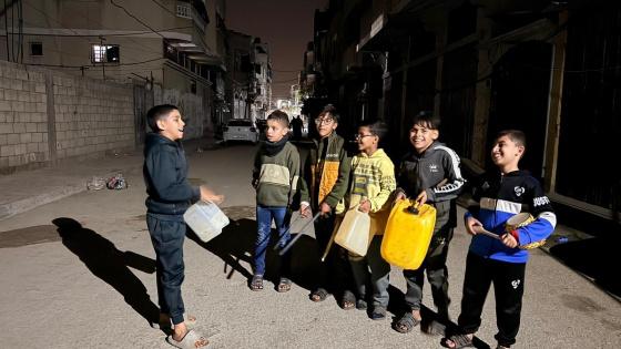 بإيقاع الجالونات والفوانيس اليدوية.. أطفال غزة يصنعون فرحة رمضان رغم الحرب