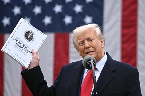 ترامب يقر رسوما جمركية على كافة دول العالم بنسبة 10%