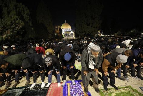 بالصور| 60 ألفًا يؤدون صلاة التراويح في المسجد الأقصى