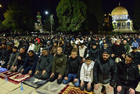 صور| 50 ألف مصلٍ يؤدون صلاتي العشاء والتراويح في المسجد الأقصى