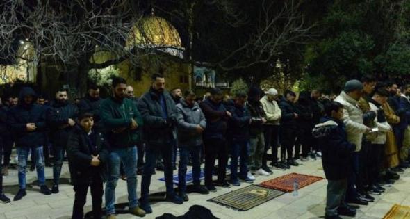 50 ألفا يؤدون صلاتي العشاء والتراويح في المسجد الأقصى