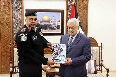 الرئيس عباس يتسلم التقرير السنوي للدفاع المدني لعام 2025