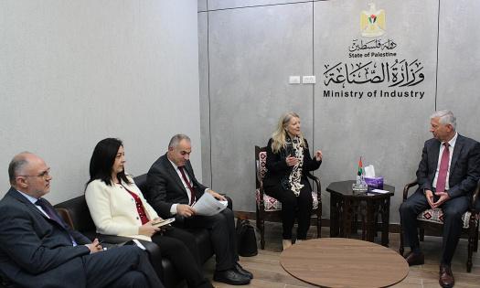 وزير الصناعة يلتقي بالقنصل البريطاني العام في القدس