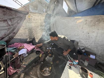 خاص | من موقدٍ بديل إلى حديقةٍ صغيرة… نصير يحوّل البتر إلى حياة في خيمة النزوح