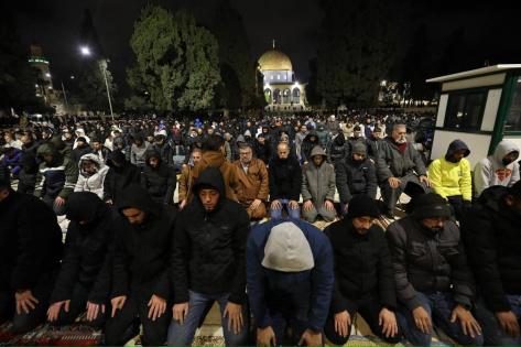 الاحتلال يعتقل الشيخ راني أبو صبيح عند أبواب المسجد الأقصى