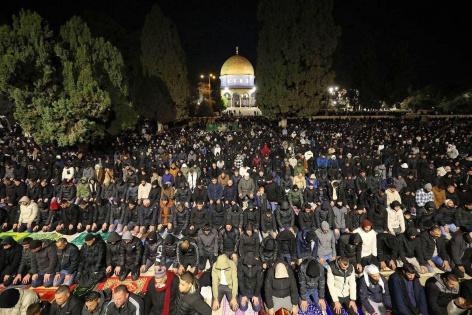 70 ألف مصل يؤدون صلاتي العشاء والتراويح في المسجد الأقصى