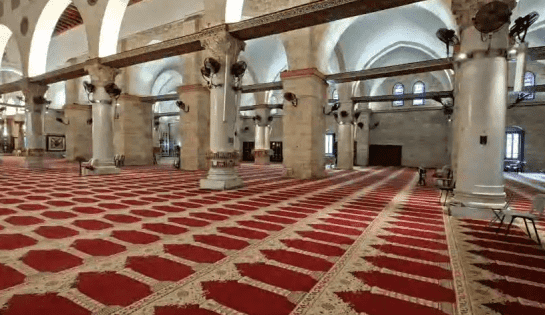 الأقصى خالٍ من المصلين.. الاحتلال يواصل إغلاق المسجد ويمنع صلاة التراويح (فيديو)