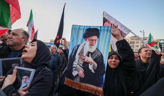 إيران تعلن اغتيال خامنئي وقادة بالجيش وتتوعد برد قاس