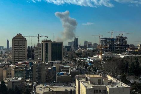 الحرب على إيران: هجمات صاروخية على إسرائيل وقواعد أميركية بعد اغتيال خامنئي