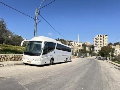 بلدية بيرزيت: إزالة باص متوقف على الشارع العام – جفنا