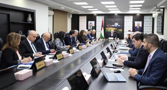 الحكومة توضح مصير رواتب الموظفين في فلسطين ضمن موازنة الطوارئ لعام 2026