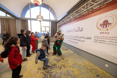 وكالة بيت مال القدس ترسم البسمة على وجوه 500 يتيم في القدس