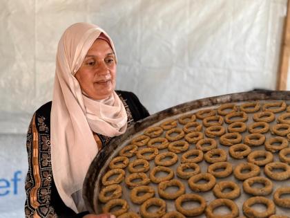 طقوس العيد لا تموت: نساء غزة يخبزن الكعك والمعمول بين خيام النازحين