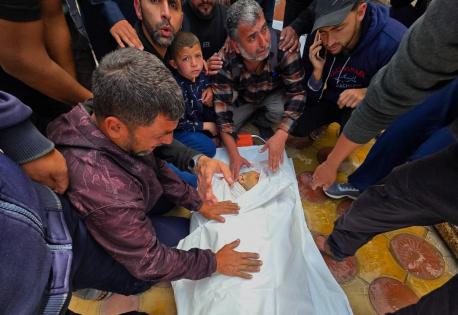 شهداء ومصابون بقصف للاحتلال على دير البلح وبيت لاهيا في قطاع غزة