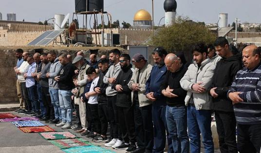 الاحتلال يواصل إغلاق الأقصى.. مئات الآلاف سيحرمون من أداء صلاة العيد غدا