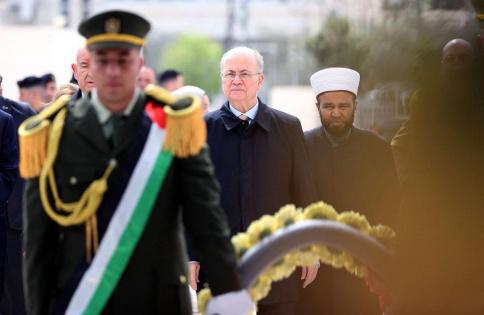 رئيس الوزراء وعدد من الوزراء يضعون إكليلا من الزهور على ضريح الشهيد ياسر عرفات