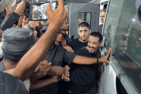 وصول 11 أسيرا إلى مستشفى شهداء الأقصى وسط قطاع غزة