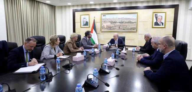 رئيس الوزراء يبحث مع وفد أوروبي دعم الجهود الفلسطينية وتعزيز العمل المشترك في الضفة وغزة