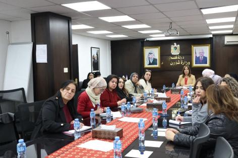 الخليلي تترأس اجتماعاً طارئاً للجنة الوطنية لمناهضة العنف لبحث تداعيات جريمة قتل الشابة جوسيان