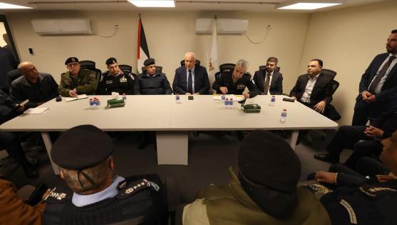 وزير الداخلية يترأس اجتماع اللجنة الإعلامية للاستجابة الطارئة بحضور قادة المؤسسة الأمنية