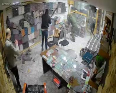 القبض على 3 أشخاص مشتبه بهم بتحطيم محل تجاري في الخليل