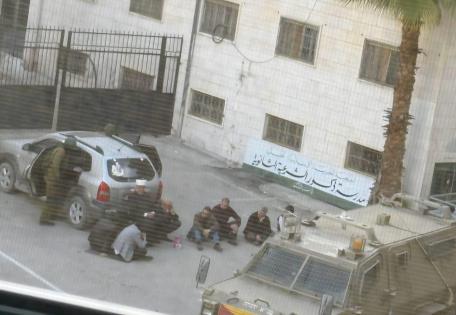 الخليل: قوات الاحتلال تعتقل وزير الأوقاف السابق وتحتجز صحفيا