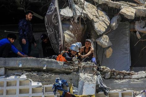 13 شهيدا في غزة أمس: استشهاد طفلة متأثرة بإصابتها في دير البلح