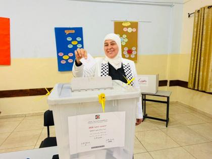 بالصور| غنام تدلي بصوتها في الانتخابات المحلية بدير دبوان