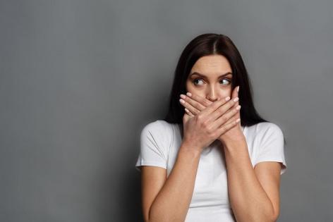 الحازوقة.. طبيب يوضح متى تتحول إلى مؤشر صحي مقلق