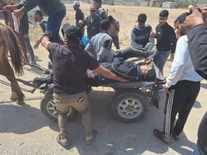 إصابات بقصف الاحتلال مجموعة مواطنين في دير البلح وسط قطاع غزة