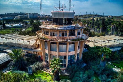 محافظة القدس تحذّر من مخطط استيطاني لإقامة مركز تراث بمطار القدس