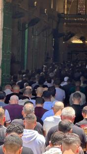 عشرات الآلاف يؤدون الجمعة في المسجد الأقصى