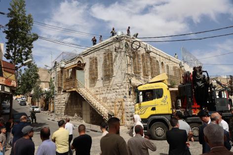 الاحتلال ينفذ أعمال بناء فوق سطح مبنى بلدية الخليل القديم المغلق منذ سنوات