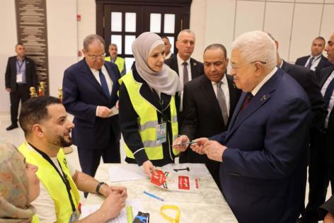 الرئيس يدلي بصوته في انتخابات اللجنة المركزية والمجلس الثوري لحركة 