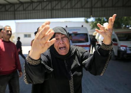 غزة: شهيدتان إحداهما طفلة وإصابات باستهداف خيمة في خانيونس