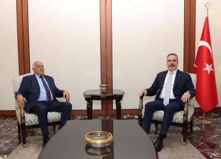 الرجوب يبحث مع وزير الخارجية التركي مجمل التطورات الفلسطينية