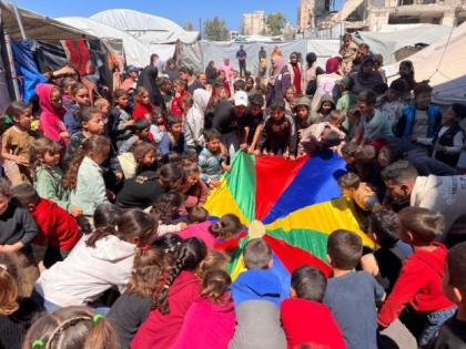 جمعية المرأة العاملة تنفذ أنشطة ترفيهية ودعماً نفسياً للأطفال النازحين في غزة