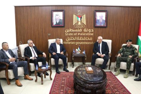 وزير الداخلية يشارك في لقاء حكومي موسع بمحافظة الخليل لبحث أولويات المرحلة واحتياجات المحافظة
