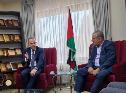 الوزير قطامي يستقبل رئيس بلدية الخليل لبحث احتياجات البلدية