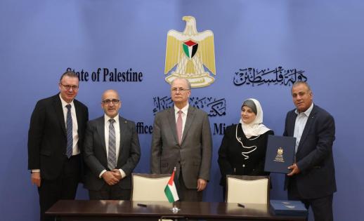 برعاية رئيس الوزراء: توقيع اتفاقيات منح بنحو 10 ملايين دولار لدعم مشاريع البنية التحتية والصحة والترميم