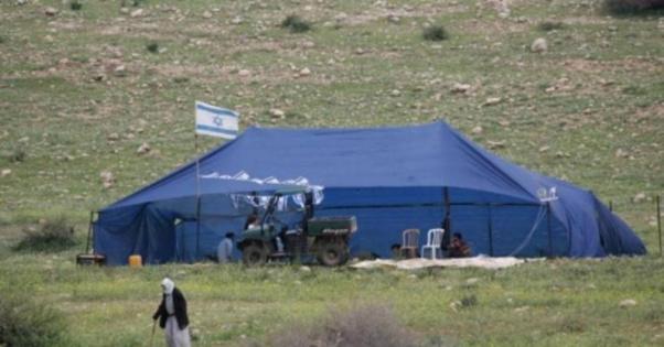 رام الله: مستوطنون ينصبون خيمة بجوار منزل مواطن في أم صفا