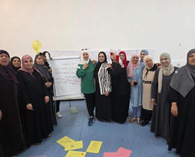 طالبة من جامعة بيرزيت تطلق مبادرة “بكفي نكنس العنف تحت السجادة” لتعزيز الوعي بمخاطر العنف