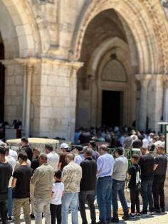 60 ألفا يؤدون الجمعة في الأقصى رغم إجراءات الاحتلال