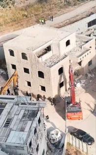 الاحتلال يهدم منزلا وبناية سكنية في كفر عقب شمال القدس