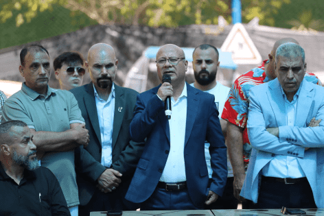 ابو هولي يتفقد مستشفى الأونروا في قلقيلية ويبحث مع المحافظ آليات تطويره والدفاع عن تفويض الوكالة