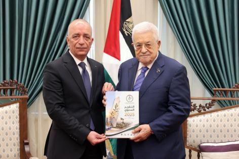 الرئيس يتسلم التقرير السنوي لسلطة الأراضي 2025