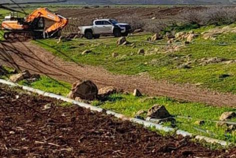 طوباس: الاحتلال يقتلع مئات الأشجار ويدمر خطوط مياه في عاطوف وسهل البقيعة
